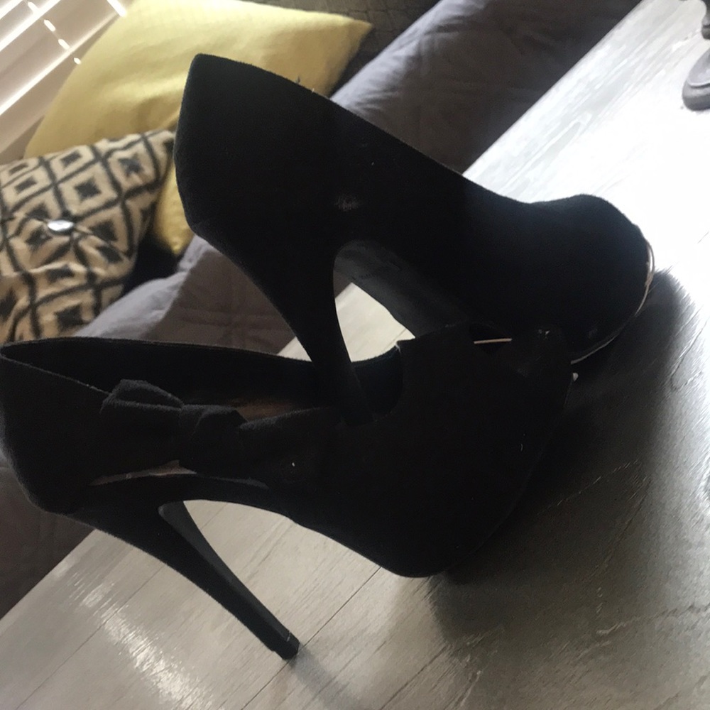 Black peek a boo pumps